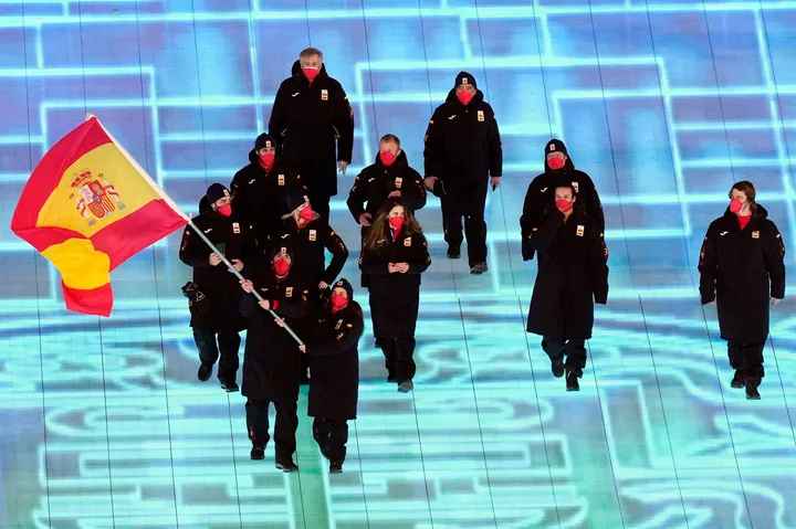 Ander Mirambell encabeza a la delegación española con la bandera en la ceremonia inaugural de Pekín 2022