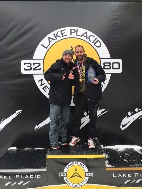 Ander Mirambell posa con la medalla y el trofeo en el podio de Lake Placid